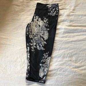 Albion Fit floral short leggings